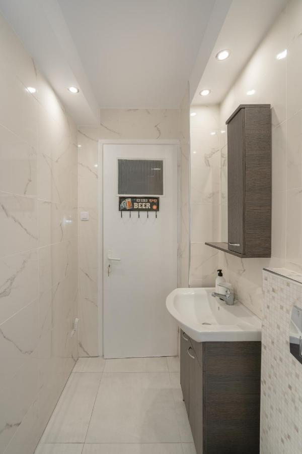 Comfy Apt Next To Metro Афины Экстерьер фото